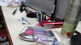 Schwarz ist die dominierende Farbe der Schminke.