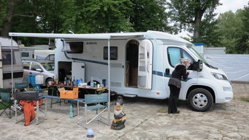 Niha überprüft am Außenspiegel ihres Wohnwagens, ob alles sitzt.