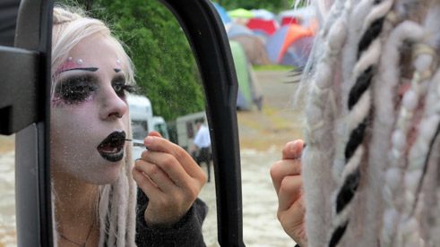 Letzte Handgriffe werden im Tageslicht gemacht.