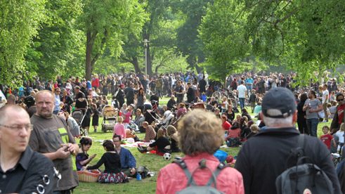 Sehen und gesehen werden: das neoromanischen Picknick im Clara-Zetkin-Park.