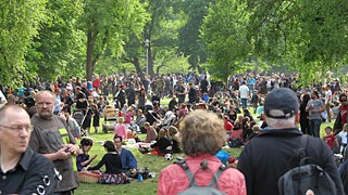 Sehen und gesehen werden: das neoromanischen Picknick im Clara-Zetkin-Park.