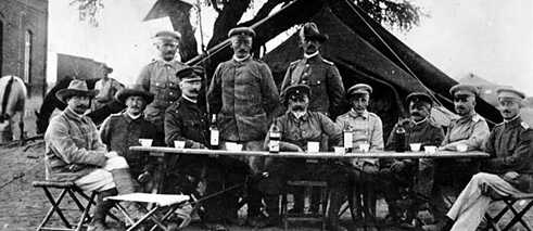 Der für das Massaker an den Herero verantwortliche Generalleutnant Lothar von Trotha mit seinem Stab 1904 in der damaligen Kolonie Deutsch-Südwestafrika;