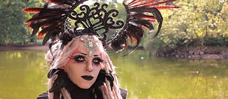 Niha-Céta präsentiert ihren selbst angefertigten Kopfschmuck.