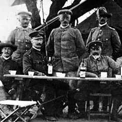 Der für das Massaker an den Herero verantwortliche Generalleutnant Lothar von Trotha mit seinem Stab 1904 in der damaligen Kolonie Deutsch-Südwestafrika;