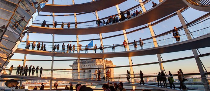 Viele Menschen im Inneren der Glaskuppel im Reichstag in Berlin 