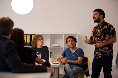 Ahmet Öğüt (Gründer der Silent University), Sherko Jahani Asl (Dozent Silent University Stockholm), Vera Grugel (Mitarbeiterin der Silent University) beim Impulse Festival 2015 (v.r.n.l.);