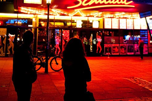 La calle Reeperbahn: entre prostíbulos y policías