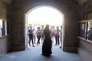 Cosplayer Vanessa Retief photographed by tourists