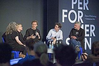 Panel Discussion: Virtual Realities in Garages, Laboratories, Venues and Theatres. Sharon Smith (Gob Squad), Sarah Thom (Gob Squad), Christian Römer (Heinrich-Böll-Stiftung), Thomas Oberender (Berliner Festspiele). Moderation: Max Schumacher (post theater) 