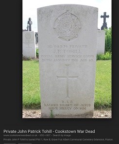 John Patrick Tohills Grabstein auf der Gemeinschaftsfriedhofserweiterung in Albert