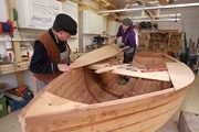 Costruttori di imbarcazioni impegnati nella realizzazione di una barca vichinga | 