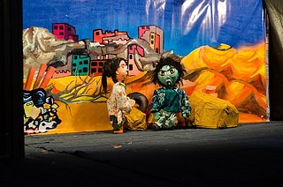 Samaka e Tatouna, duas bonecas da peça “A rua é um reino”, que representa a vida de crianças de rua no Egito.