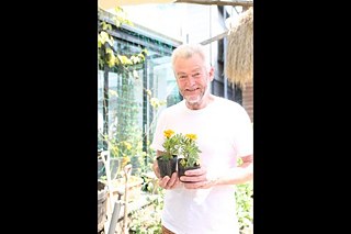 John Moore com duas calêndulas