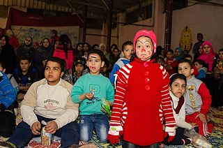 O público está completamente absorto na história da peça “A rua é um reino”, do La Pergola.
