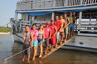 Dinael e tripulação do barco em que os turista viajam.