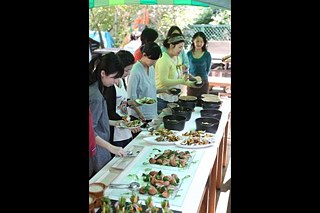 Antes do workshop, os participantes desfrutam do buffet de Roppongi Nouen.