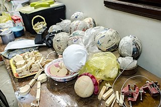 Novas marionetes adquirem forma. Cada boneco exige cerca de 40 horas de trabalho antes de estar pronto para entrar em cena.