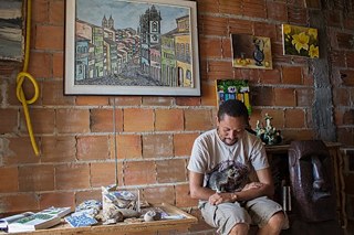 José Eduardo Ferreira Santos com obras e objetos que vão formar a Casa Dois do Acervo da Laje.