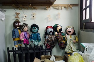 Cada marionete do La Pergola tem seu próprio visual e um caráter inconfundível. Da esquerda para a direita: Akwa, Ali Bazaza e Zatouna, da peça “A rua é um reino”. As outras três são: o rei da ilha, o rei indiano e o comerciante árabe da peça “Simbad”.