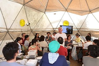 John Moore fala sobre sementes e a relação do homem com a natureza.