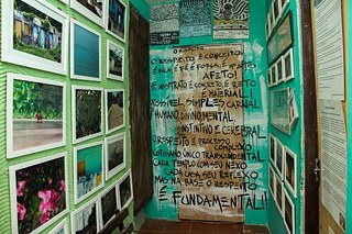 Poema de Nelson Maca e fotos feitas por crianças e adolescentes moradores da região. As fotos fizeram parte do projeto "Beleza do Subúrbio" - uma das realizações do Acervo da Laje.