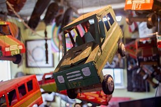 Objetos e brinquedos garimpados em feiras de rua que integram o Acervo da Laje.