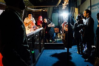 Os participantes do La Pergola se preparam para uma apresentação no Centro de Jovens Hadayeq el Kobba.