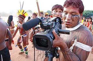 Takuma Kuikuro filmando.