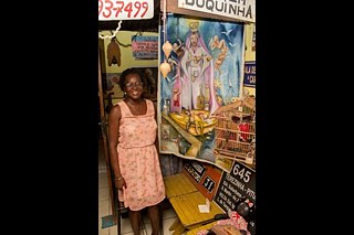 Vilma Santos em seu “canto preferido” do Acervo da Laje, ao lado da obra do artista plástico Zaca Oliveira, um dos parceiros do Acervo.