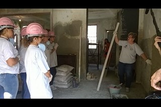 ONG Projeto Mulheres em Construção prepara mulheres para atuar na construção civil.