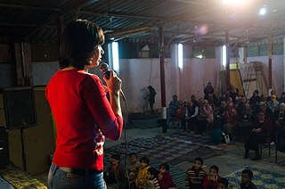 Rania cumprimenta o público no Centro de Jovens Hadayeq el Kobba.