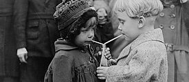 Dvě děti sdílejí nápoj. (Zdroj: Library of Congress)