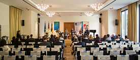 Fünf Teilnehmende einer Podiumsdiskussion mit Publikum