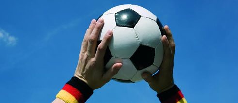 Futbalová lopta v rukách