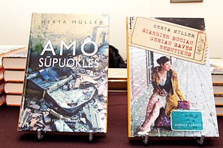 Buchcover der in Litauen im Verlag Versus aureus erschienenen Romane von Herta Müller „Heute wär ich mir lieber nicht begegnet“ und „Atemschaukel“ 