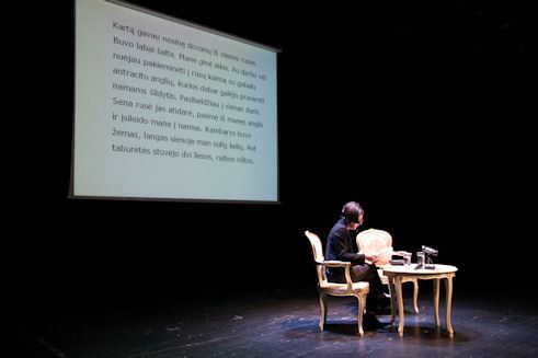 Herta Müller liest im Kleinen Theater Vilnius Auszüge aus ihrem Roman „Atemschaukel“