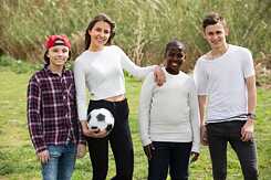Jugendliche mit Fußball in der Hand