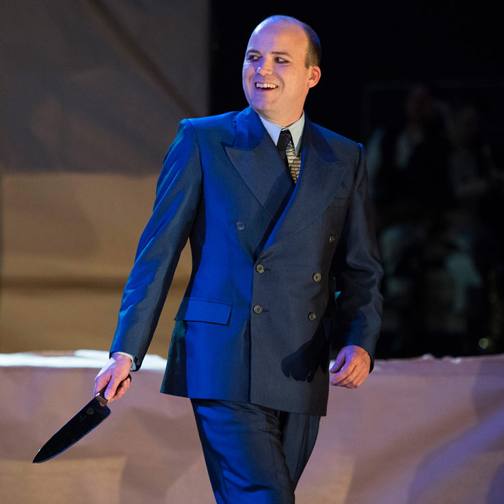 Rory Kinnear plays Macheath.