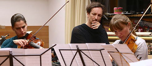 Hauschka zkouší s členkami Mnichovských filharmoniků. 
