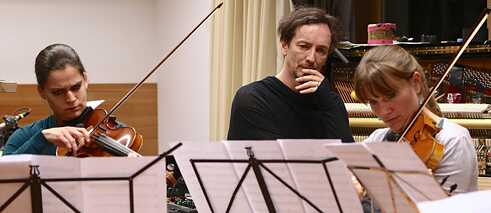 Hauschka probt mit Musikerinnen der Münchner Philharmoniker.