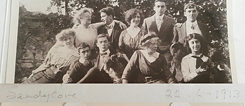 22. Juni 1913 in Sandycove, Dan der dritte von links in der vorderen Reihe, Willie ist ganz rechts in der hinteren Reihe