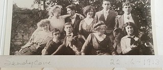 22. Juni 1913 in Sandycove, Dan der dritte von links in der vorderen Reihe, Willie ist ganz rechts in der hinteren Reihe