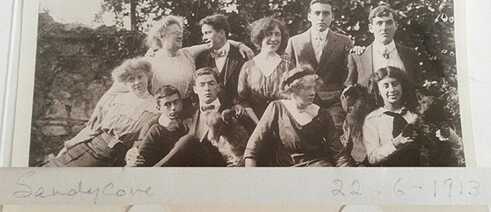 22. Juni 1913 in Sandycove, Dan der dritte von links in der vorderen Reihe, Willie ist ganz rechts in der hinteren Reihe