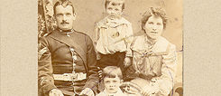 Walter Harrington im Kindesalter mit seiner Mutter Minnie, seinem Vater Michael und seinem älteren Bruder Albert, der unter ihm sitzt