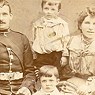 Walter Harrington im Kindesalter mit seiner Mutter Minnie, seinem Vater Michael und seinem älteren Bruder Albert, der unter ihm sitzt