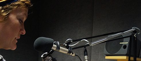 Freiwillige Lucy Deering liest James Farrell bis Russel Fenton bei den Aufnahmen im Dublin City Council, April 2016