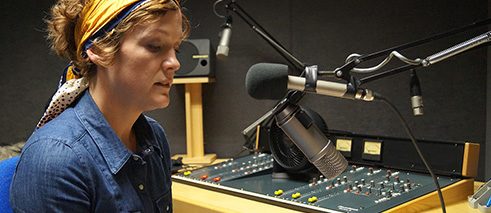 Freiwillige Lucy Deering liest James Farrell bis Russel Fenton bei den Aufnahmen im Dublin City Council, April 2016