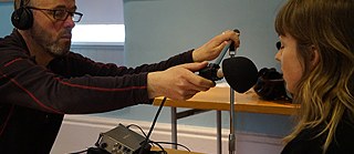 Soundtechniker Fergus Kelly mit Miriam Ryan, die den Nachnamen „Scott“ liest (Collins Barracks, April 2016)