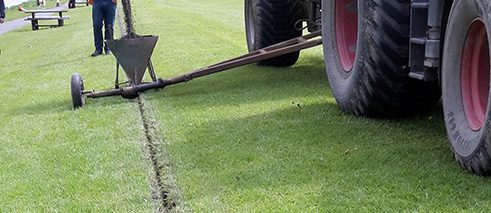 Graben zur Verlegung des Stromkabels der Klanginstallation in den Irish National War Memorial Gardens