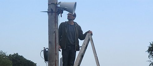 Eckehard Güther testet die Lautsprecher der Klanginstallation in den Irish National War Memorial Gardens, Mai 2016